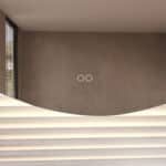 Uitgevoerd met een dubbele touch schakelaar in het spiegelglas; linker touch knop voor het gelijktijdig in- en uitschakelen van de verlichting en de verwarming, inclusief geïntegreerde dimfunctie voor de verlichting, rechter touch knop om traploos de gewenste kleur van de verlichting in te stellen