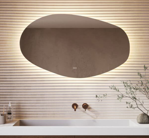 Deze trendy badkamer spiegel met organische vorm is van alle gemakken voorzien, zoals: ambi verlichting, spiegelverwarming, dimfunctie en een instelbare lichtkleur