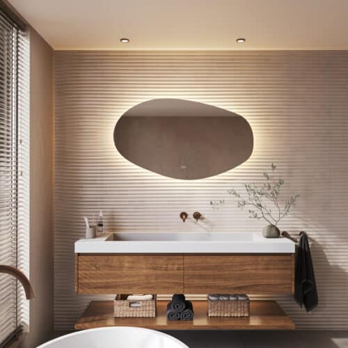 Deze trendy badkamer spiegel met organische vorm is 120 cm breed, 70 cm hoog en slechts 3 cm diep