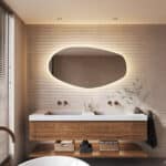 Deze trendy badkamer spiegel met organische vorm is 140 cm breed, 75 cm hoog en slechts 3 cm diep