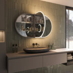 Aan de binnenzijde van de linker deur bevindt zich een magnetische, verplaatsbare make-up spiegel met verlichting, handig!