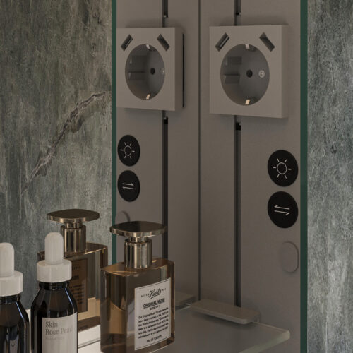 Binnenin de spiegelkast, achter de rechter deur, zijn 2 touch knoppen geplaatst waarmee de verlichting kan worden gedimd en zelfs de lichtkleur kan worden ingesteld, handig!