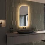 De spiegel wordt volledig aansluitklaar geleverd en is met de meegeleverde instructie en ophangmaterialen eenvoudig aan de wand te monteren