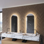 De indirecte verlichting schijnt sfeervol vanachter de spiegel over de wand. De directe verlichting zorgt voor praktisch licht in het gezicht