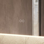 Uitgevoerd met een dubbele touch schakelaar in het spiegelglas; linker touch knop voor het gelijktijdig in- en uitschakelen van de verlichting en de verwarming, inclusief geïntegreerde dimfunctie voor de verlichting, rechter touch knop om traploos de gewenste kleur van de verlichting in te stellen