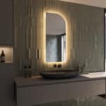 De spiegel wordt volledig aansluitklaar geleverd en is met de meegeleverde instructie en ophangmaterialen eenvoudig aan de wand te monteren