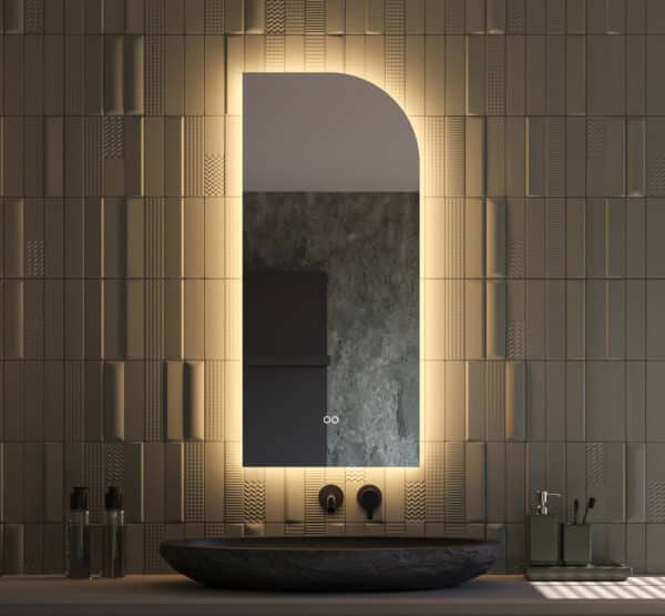 Deze 45 cm brede asymmetrische badkamerspiegel is van alle gemakken voorzien, zoals: geïntegreerde verlichting, spiegelverwarming, dubbele touch schakelaar met dimfunctie en instelbare lichtkleur