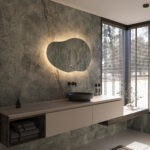 Le chauffage des miroirs intégré s'active automatiquement avec l'éclairage et évite que le miroir ne se condense après, par exemple, une douche, pratique !