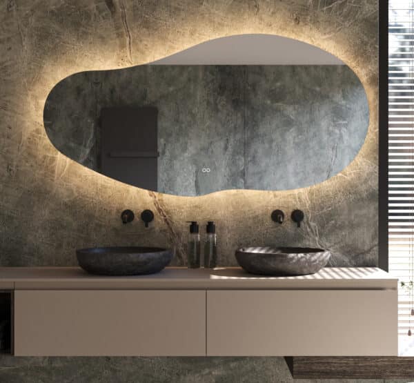 Fraaie vrije vorm spiegel voor in de badkamer van 160 cm breed, uitgevoerd met dimbare verlichting, instelbare lichtkleur, spiegelverwarming en dubbele touch schakelaar