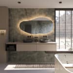 L'éclairage d'ambiance brille joliment et de manière atmosphérique depuis l'arrière du miroir sur le mur.