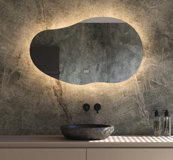 Stijlvolle vrije vorm spiegel voor in de badkamer van 100 cm breed, uitgevoerd met dimbare verlichting, instelbare lichtkleur, spiegelverwarming en dubbele touch schakelaar