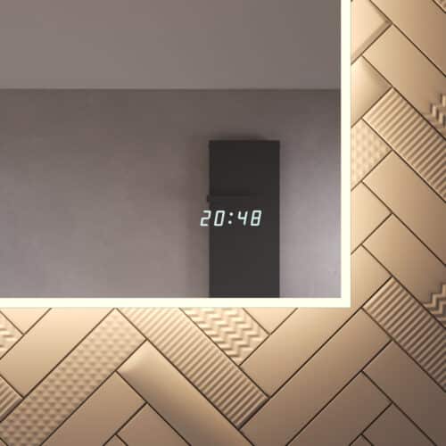 L'horloge numérique est placé en bas à droite du miroir. L'heure est affichée en continu.