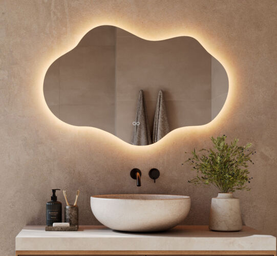 Fraaie asymmetrische spiegel voor in de badkamer van 100 cm breed, uitgevoerd met dimbare verlichting, instelbare lichtkleur, spiegelverwarming en dubbele touch schakelaar